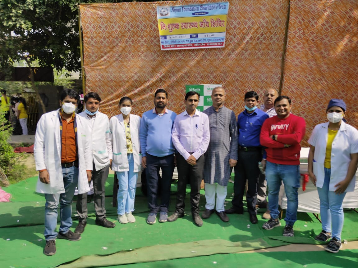 निशुल्क स्वास्थ्य जांच शिविर का आयोजन निपुण फाउंडेशन चैरिटेबल ट्रस्ट और स्मृति फाउंडेशन के द्वारा वेस्ट परमानंद कॉलोनी मुखर्जी नगर नई दिल्ली में किया गया